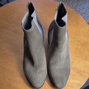 Steve Madden Avril Olive Suede Chelsea Ankle Booties. EUC. Size 7.5M